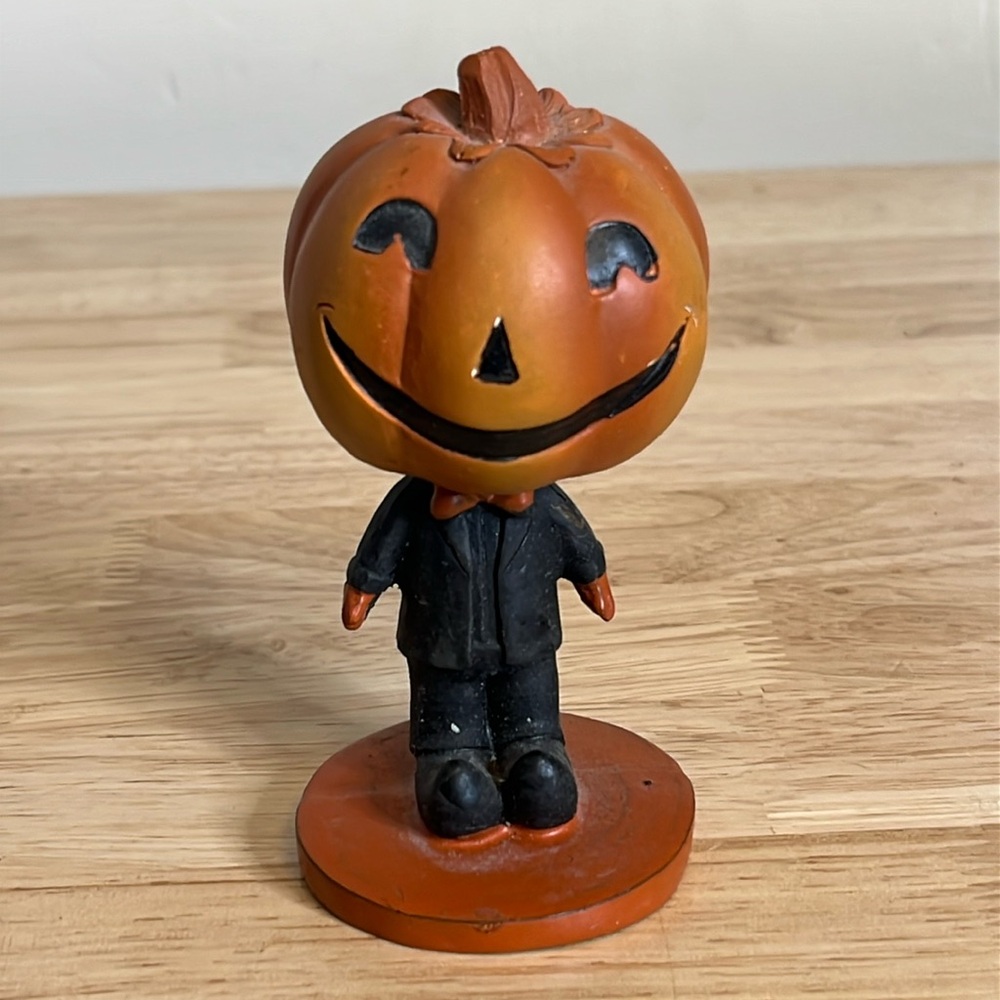 Bobble head pumpkin man statue